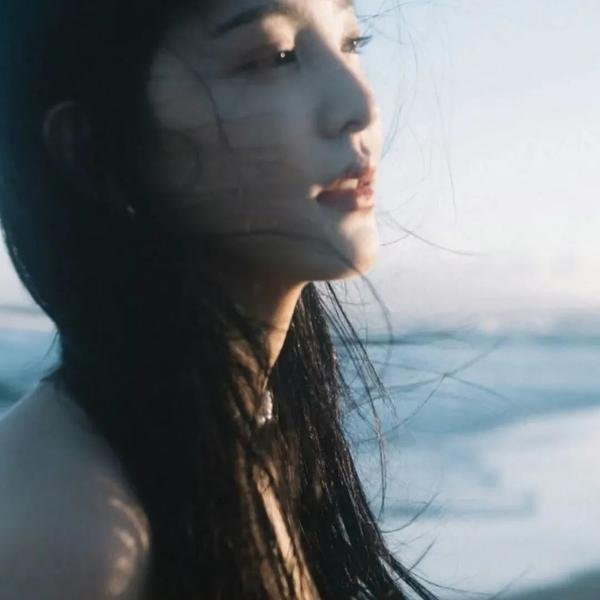 独自在夜晚的海边